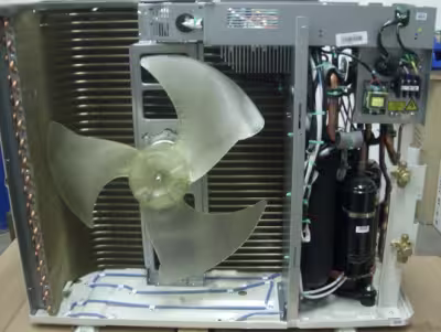 Una fotografía de una unidad exterior de un equipo de aerotermia abierto.